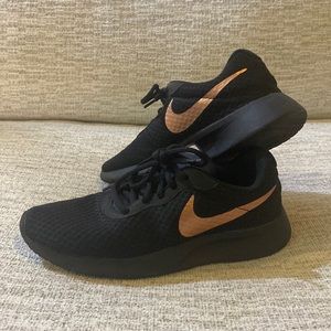 Nike black sneaker. Womens size 8